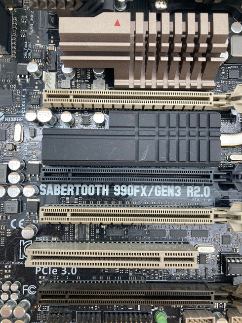 Moderkort Asus SABERTOOTH 990FX GEN3/R2.0 med Processor och RAM minne